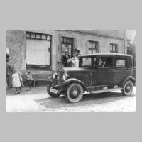 080-0018 Franz Lohrenz mit dem Auto anlaesslich einer Kindtaufe vor dem Muehlenhaus.jpg